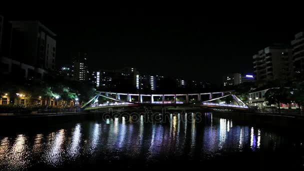 Vista sugli edifici e sul ponte che si riflettono nell'acqua a Singapore, Singapore . — Video Stock