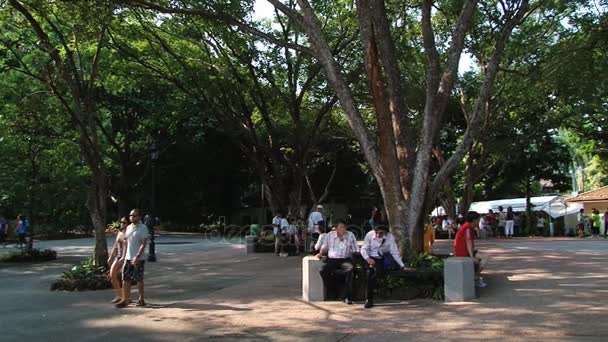 Touristen besuchen nationale Orchideengärten in singapore, singapore. — Stockvideo