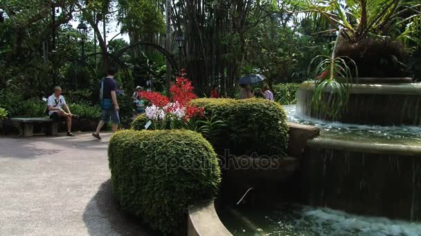 Touristen entspannen sich am Brunnen in den nationalen Orchideengärten in singapore, singapore. — Stockvideo