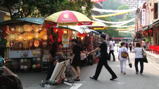 Pople a piedi per la strada accanto alle bancarelle di souvenir nel distretto di Chinatown a Singapore, Singapore . — Video Stock
