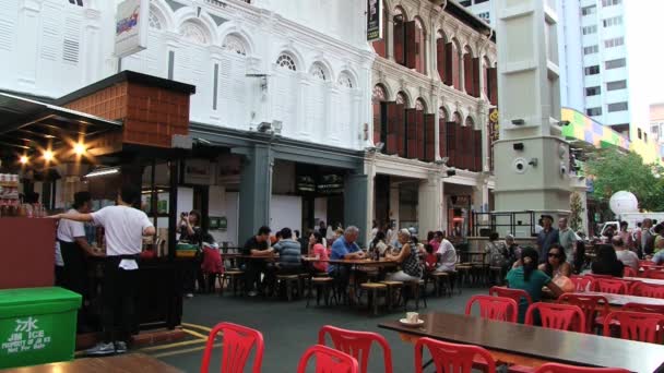 Lidé mají oběd v pouliční kavárně v čínské čtvrti v Singapuru, Singapur. — Stock video
