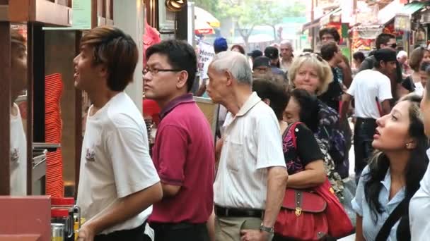 As pessoas esperam na fila para encomendar na praça de alimentação no distrito de Chinatown, em Singapura, Singapura . — Vídeo de Stock