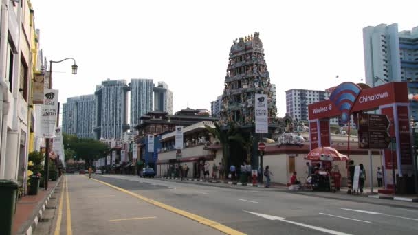 La gente camina por la calle en el distrito Chinatown en Singapur, Singapur . — Vídeos de Stock