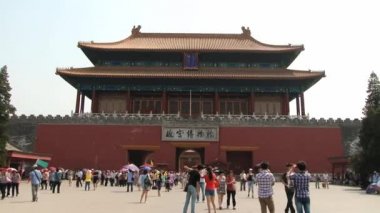 Beijing, Çin Gugun sarayda kapısı önünde turist yürümek.