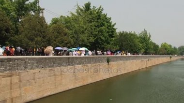 Pekin, Çin Gugun sarayında kanal tarafında insanlar yürümek.