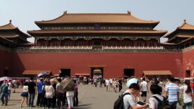 Beijing, Çin Gugun sarayda kapısı önünde turist yürümek.