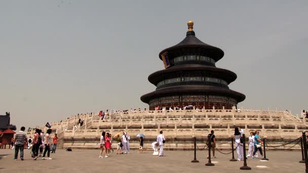 Mensen bezoeken tempel van de hemel in Peking, China. — Stockvideo