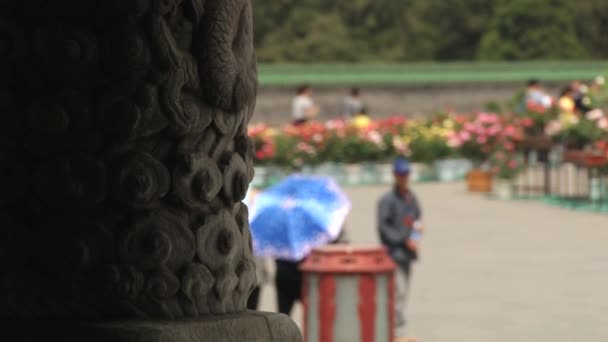 As pessoas visitam o jardim ao lado do templo do Céu em Pequim, China . — Vídeo de Stock
