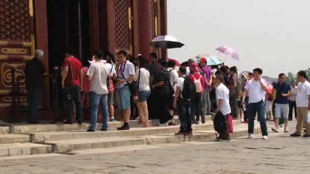 베이징, 중국에서 천 입구에 서 서 관광객. — 비디오