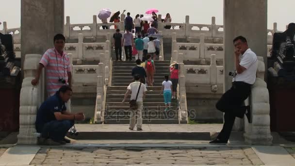 Los turistas visitan el templo del Cielo en Beijing, China . — Vídeos de Stock