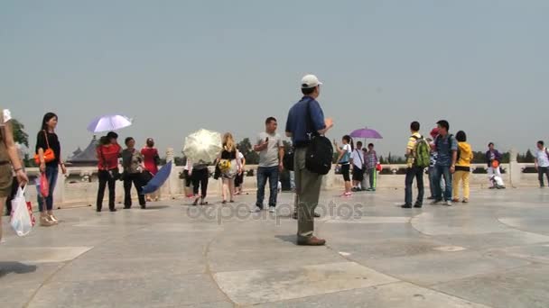 Turistas caminan frente al templo del Cielo en Beijing, China . — Vídeos de Stock