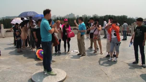 관광객 여행 베이징, 중국에서 천 앞 사진 확인. — 비디오