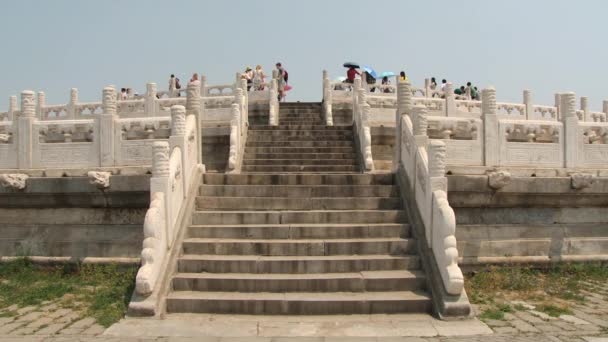 Люди відвідують храм неба в Пекіні, Китай. — стокове відео