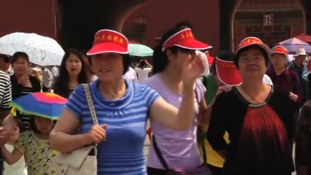 Turistas chineses caminham em frente ao portão do palácio Gugun em Pequim, China . — Vídeo de Stock