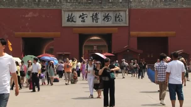 Turistas caminan frente a la puerta del palacio Gugun en Beijing, China . — Vídeos de Stock