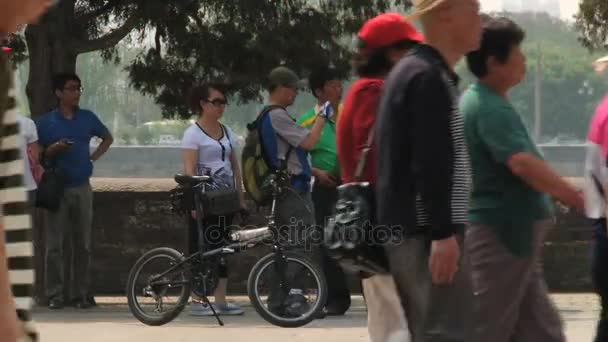 Gugun 궁전 베이징, 중국에 있는 운하 쪽에 사람들이 산책. — 비디오