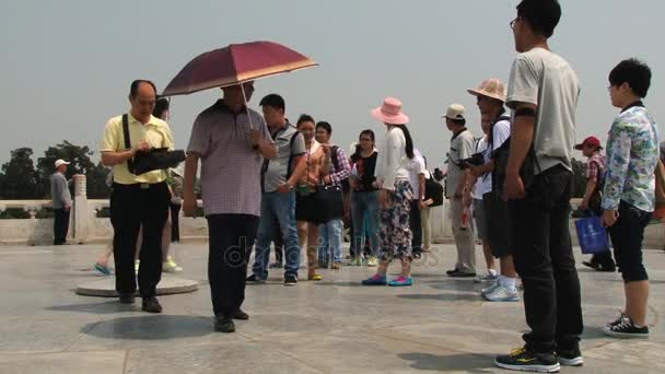 Toeristen maken foto's voor de tempel van de hemel in Peking, China reizen. — Stockvideo