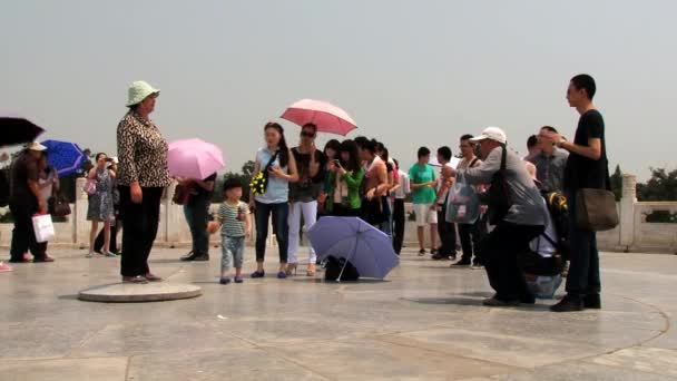 Los turistas hacen fotos de viajes frente al templo del Cielo en Beijing, China . — Vídeos de Stock