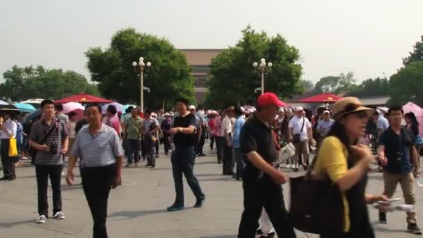 Turistas chinos caminan por la plaza frente a la puerta de entrada del palacio Gugun en Beijing, China . — Vídeos de Stock