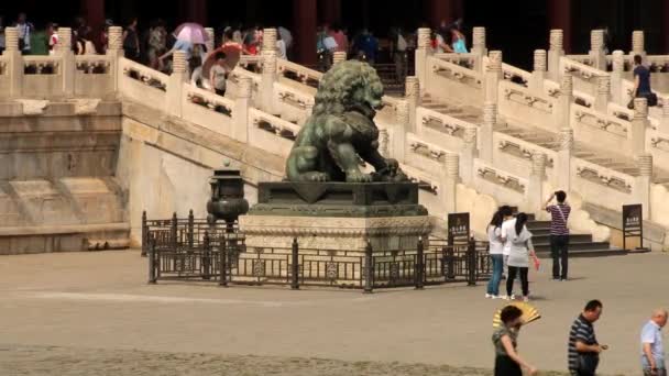 Toeristen bezoeken Gugun paleis in Peking, China. — Stockvideo