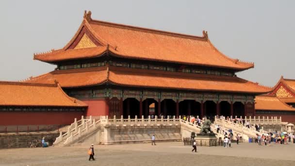 Turyści odwiedzają Pałac Gugun w Pekinie. — Wideo stockowe