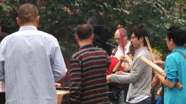 İnsanlar dua ve Pekin, Çin Yonghe tapınağında tütsü yakmak.