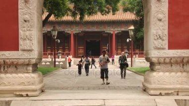 Pople yürüyerek Konfüçyüs Tapınağı Pekin, Çin.