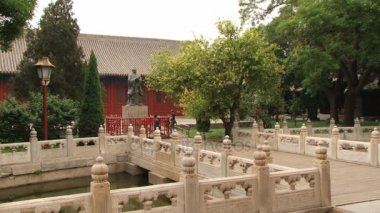 İnsanlar Konfüçyüs heykel, Pekin, Çin Konfüçyüs tapınağı ziyaret.