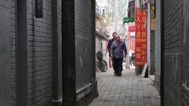 Pekin, Çin'de dar bir sokakta insanlar yürümek.