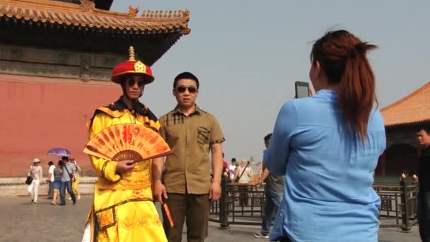 Le persone scattano foto di viaggio visitando il palazzo Gugun a Pechino, Cina . — Video Stock