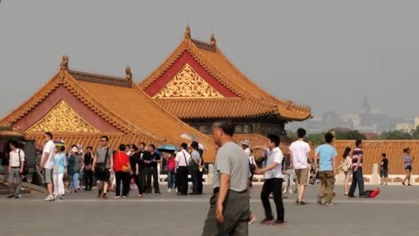Los turistas visitan el palacio Gugun en Beijing, China . — Vídeo de stock