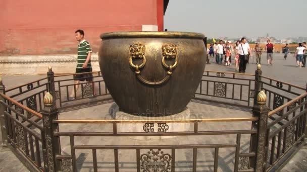 View to the bronze vase with people visiting at the background in the Gugun palace in Beijing, China. — Stock Video
