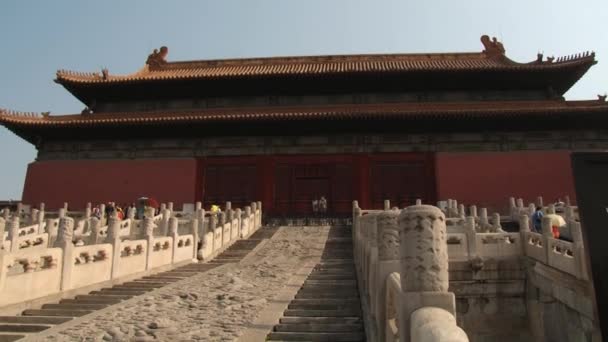 Menschen gehen an der alten Treppe vorbei und besuchen den Gugun-Palast in Peking, China. — Stockvideo