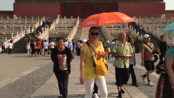 우산을 들고 관광객 방문 베이징, 중국에 있는 Gugun 궁전. — 비디오