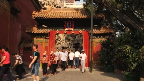 Los turistas pasan la puerta que visita el palacio Gugun en Beijing, China . — Vídeos de Stock