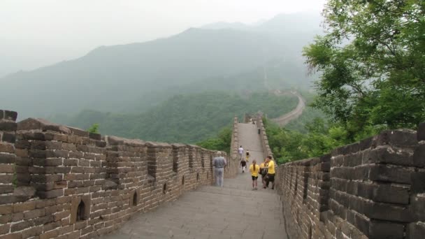 Toeristen lopen door de grote muur in Mutianyu, China. — Stockvideo