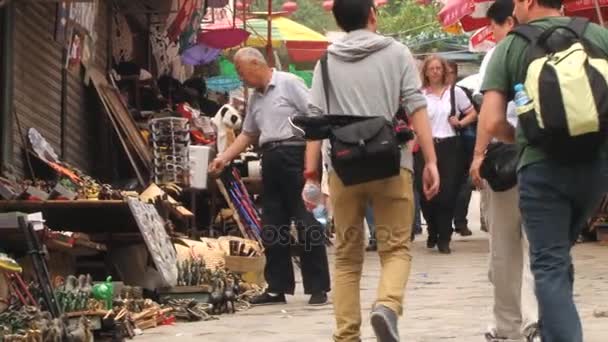Turistas caminham pelo mercado de lembranças ao lado da Grande Muralha em Mutianyu, China . — Vídeo de Stock