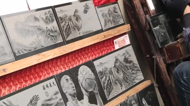 Mann führt Fliesen Kunstwerk auf dem Souvenirmarkt neben der großen Mauer in Mutianyu, China. — Stockvideo