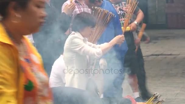 People pray and burn incense in the Yonghe temple in Beijing, China. — Stock Video