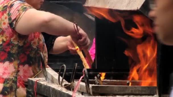 People pray and burn incense in the Yonghe temple in Beijing, China. — Stock Video