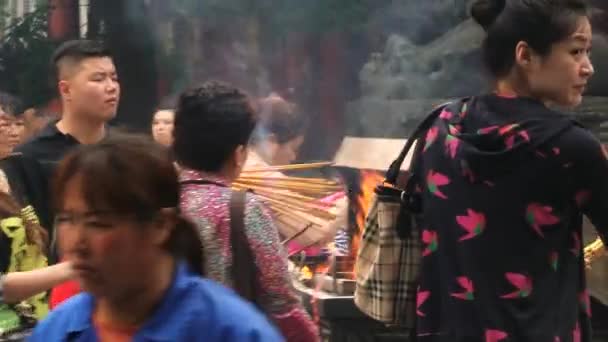 People pray and burn incense in the Yonghe temple in Beijing, China. — Stock Video