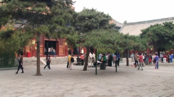 Menschen besuchen den Yonghe-Tempel in Peking, China. — Stockvideo