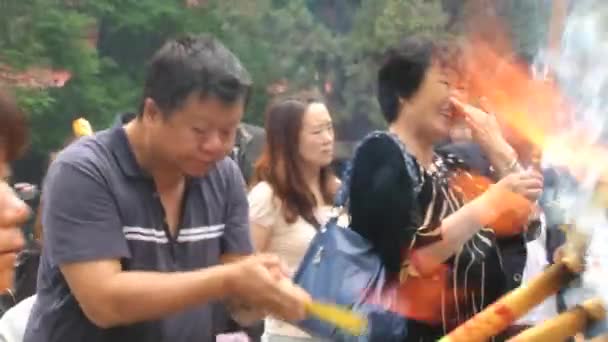 İnsanlar dua ve Pekin, Çin Yonghe tapınağında tütsü yakmak. — Stok video