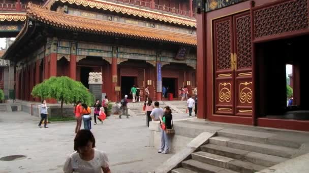 Люди відвідують храм Yonghe в Пекіні, Китай. — стокове відео