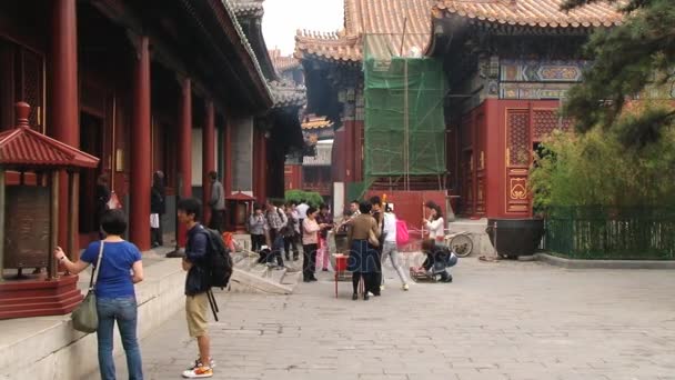 Beijing, Çin Yonghe tapınakta kişi ziyaret. — Stok video