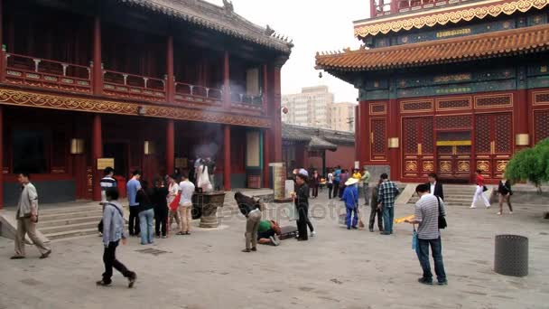 Beijing, Çin Yonghe tapınakta kişi ziyaret. — Stok video