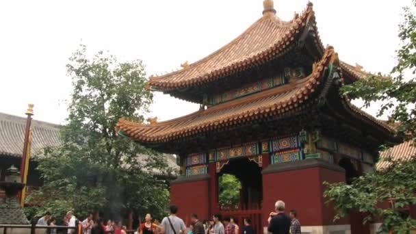 Люди відвідують храм Yonghe в Пекіні, Китай. — стокове відео
