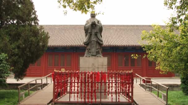 Staty av Konfucius i templet av Confucius i Peking, Kina. — Stockvideo