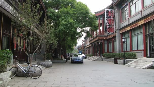 Auto's langs de smalle straat in Peking, China. — Stockvideo