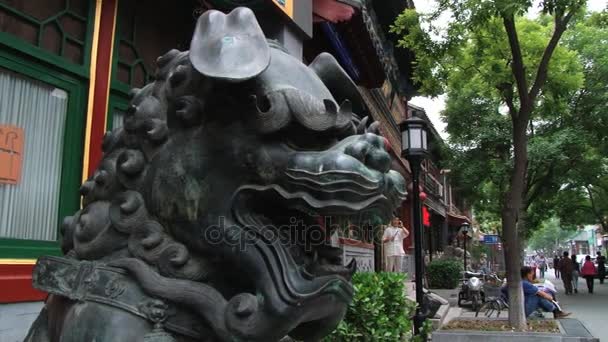 Dış geleneksel ejderha heykel Street Pekin, Çin. — Stok video